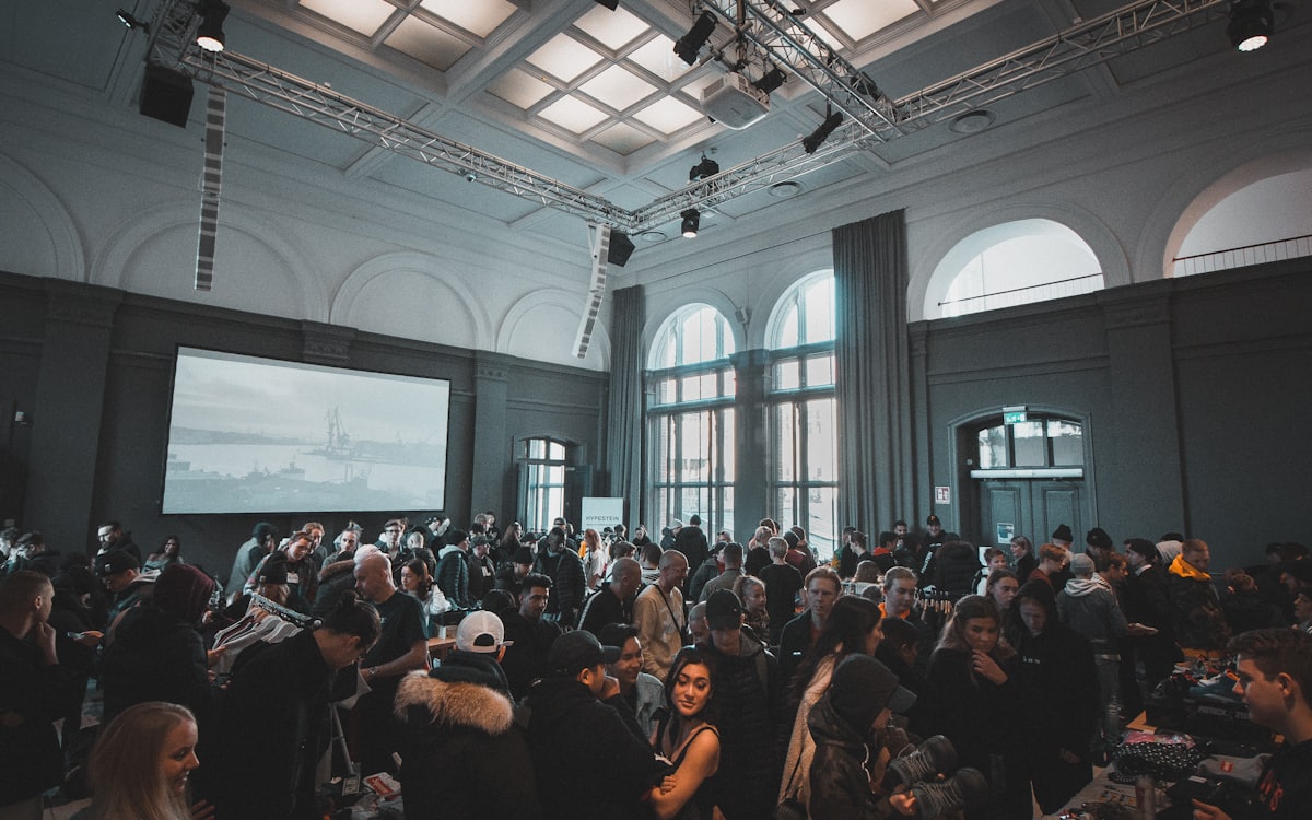 Firmenevent in historischem Saal mit Traversen, Projektion und Beschallung