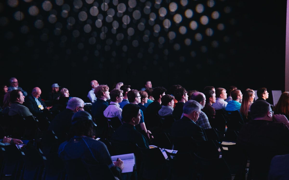 Tagung mit Bühne, Projektion und Publikum im Konferenzsaal